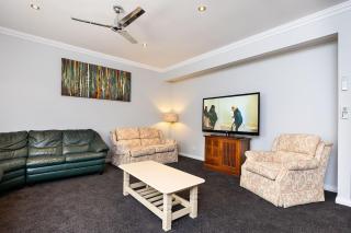 Spacious Central Stay on Olive - 9