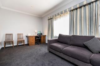 Spacious Central Stay on Olive - 3