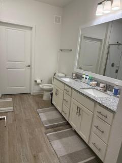 Luxury Resort Living, Pool, BBQ, Fitness Center, 1st Floor, Minutes 2 May Clinic - 3