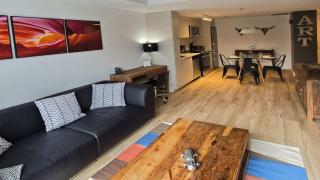 Pet-Friendly Furnished 1B Rental in Montreal with Skyline Views & Concierge - 9