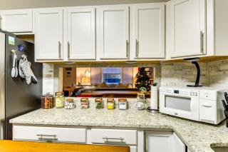 Elevator In-Unit 3-Story Condo Only 14 Mi to DC! - 5