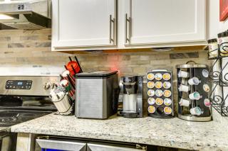 Elevator In-Unit 3-Story Condo Only 14 Mi to DC! - 3