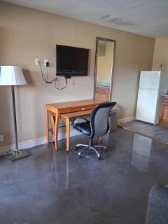 Gated - 1 King Bed 1 Bath Apt with Full Kitchen 107 - 3