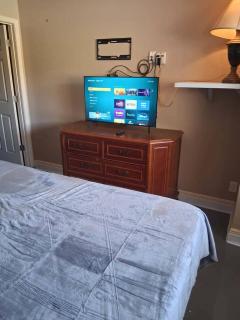 Gated - 1 King Bed 1 Bath Apt with Full Kitchen 107 - 1