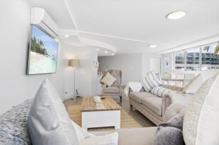 Family-Friendly with 2 TVs & Rooftop Pool - 8