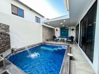 Piscina con Bbq en Villa privada cerca de centros comerciales con 3 habitaciones, 5 Camas, seguridad 24-7 - 0