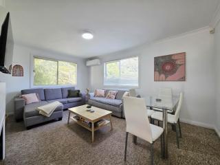 5 Mins Walk to Katoomba Station, Games Room, Firepit, King Bed, Fireplace - 0