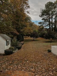 Waterfront Cottage Getaway Views, Kayaks, Fire Pit - 8