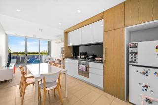 Monarc - 2BR Lakeside Apt with parking plus gym - 4