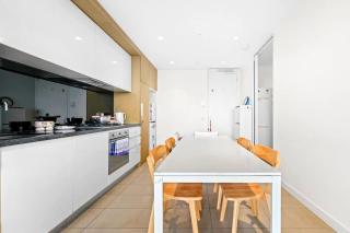 Monarc - 2BR Lakeside Apt with parking plus gym - 2