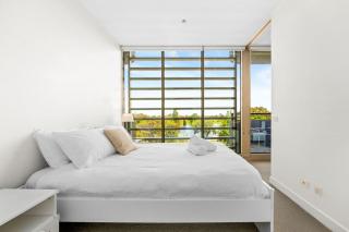 Monarc - 2BR Lakeside Apt with parking plus gym - 1