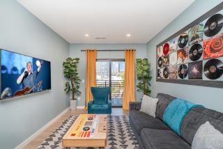 Hyve - Neon Lights - Pool & Gym - Walk to Broadway - 1