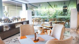 Front One Gosyen Hotel Salatiga - 2