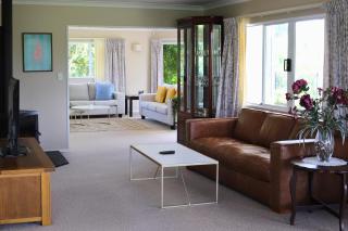 The Pond House by Homello Spacious Country Retreat with Pool & Pond - 1