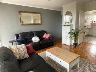 Great location - 5 minutes to the beach and shops - 8