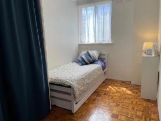 Great location - 5 minutes to the beach and shops - 2