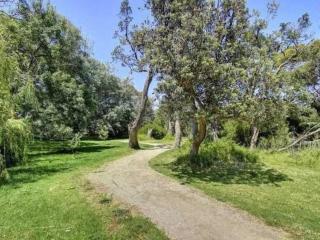 Great location - 5 minutes to the beach and shops - 4