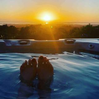 Couples Retreat, Spectacular Views & Spa - 0