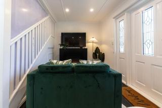 5 Bed 5 Bath Urban Getaway Ipswich Central - 5