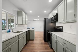 Modern 5BR Retreat l Cozy l Spacious Work-Friendly - 3