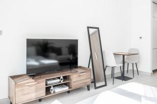 Onelink - Elegant Studio with Balcony & Pool View at Azizi Riviera 5 - 6