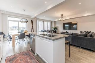 Modern Luxury Townhome Walk to Blue Shuttle - 9