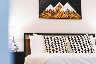 The Fox Den - Modern Condo Collingwood - Sleeps 5 - 7