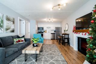 South Wind - Modern Condo in Collingwood - Sleep 5 - 8