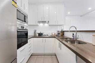 Cozy 2BR Waterloo Retreat Near Cafés & Parks - 6