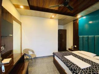 The Pari's world Restuarant & Home Stay - 3