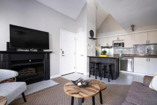 Stay A While Ski-In-Out Hot Tub & Shuttle - 3