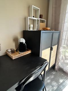 Chambre individuelle avec coin repas et entrée privative dans Villa avec Piscine WC & SDB communs - 9