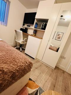 R6 - Luxury Private En-Suite self-contained Room with Kitchenette by QE Hospital - 5