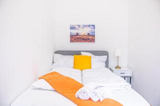 Cozy 2BR Apt with TV & Netflix, Steps from AKH - 2