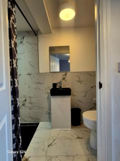 Spacious 4-Bedroom House Near Station - 9