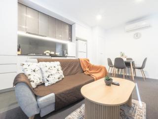 Sun-Filled 1-Bed Apt in Footscray Pool Gym WIFI - 8