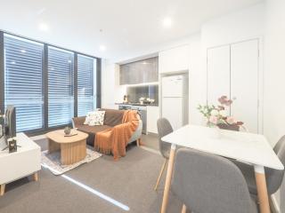 Sun-Filled 1-Bed Apt in Footscray Pool Gym WIFI - 0