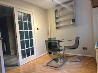 Modern Huddersfield Stay - Garden & Parking - Suitable for Contractors - 3