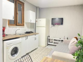 Stylish 1BR Home in Taksim - Steps to İstiklal - 2