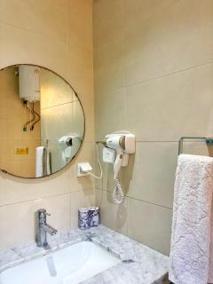 Classic & Comfy Apartment, Steps to Sea & Tarmway - 5