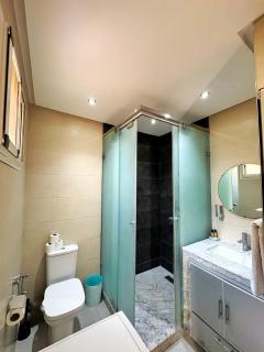 Classic & Comfy Apartment, Steps to Sea & Tarmway - 1