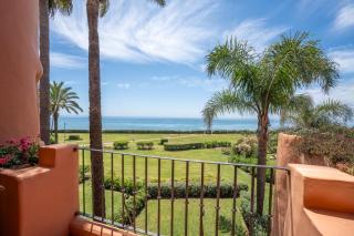 Exclusive 1 line Beach Apartment in Marbella with Panoramic Views - 7