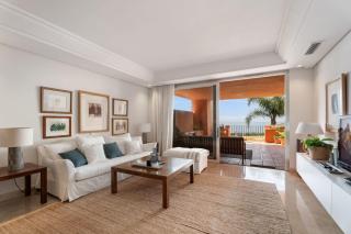 Exclusive 1 line Beach Apartment in Marbella with Panoramic Views - 2