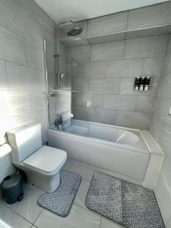 Cardiff City Centre Brand New 4 Bedroom House for Contractors and Family - 3