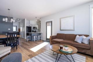 Three Suns Across Blue Mtn Hot Tub & Shuttle - 9