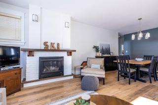 Three Suns Across Blue Mtn Hot Tub & Shuttle - 4