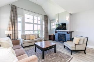 Sunny Days - Steps to Blue Mtn - Hot Tub & Shuttle - 0