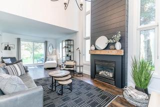 Hip Hideaway - Family Fun Walk to the Village - 0