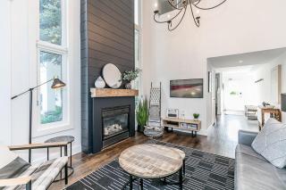 Hip Hideaway - Family Fun Walk to the Village - 4