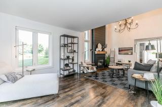 Hip Hideaway - Family Fun Walk to the Village - 1